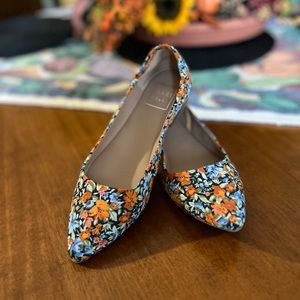 Kaari blue- floral pointed toe flats